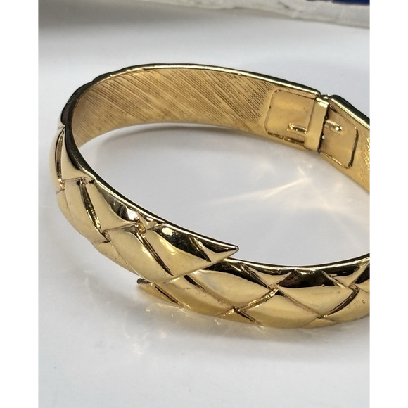 Vintage Monet Gold Tone Textured Hinged Bangle Bracelet Shiny Excellent - Picture 6 of 16